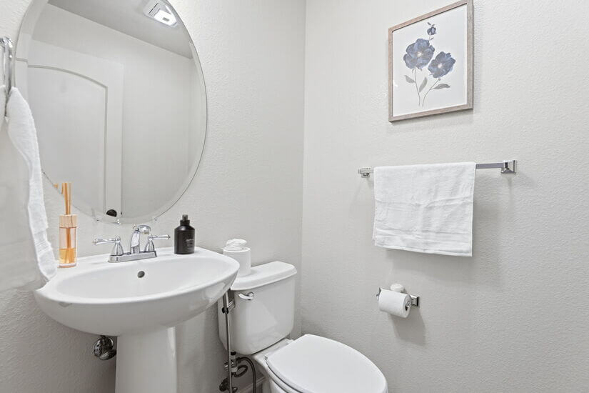 Modern Spacious 3 BD 25 BA King Office