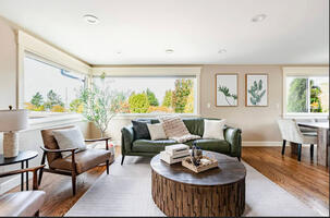 4BR West of Market Living  
