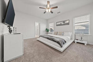 Master Bedroom 1: King Size Bed