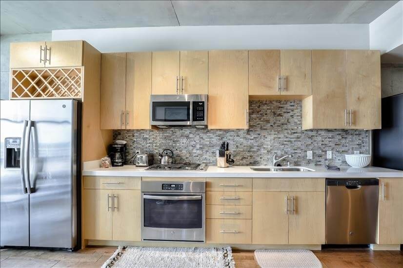 Beautifully Appointed 1 Bdm Condo 9th fl