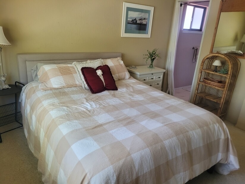 Bedroom 1 - Queen Bed