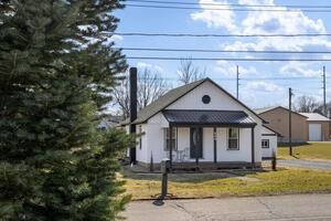 Steps to Ariel Park Renovated 2B Retreat