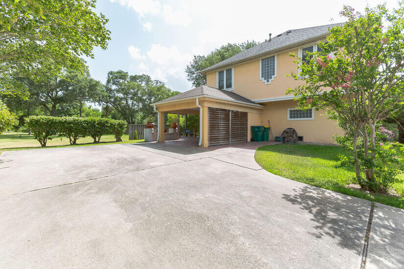 Back of house w/ private drive