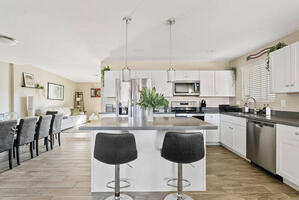 Two Master En Suites Close to EVERYTHING