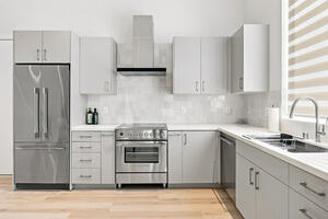 Upscale 2 bd living in LA