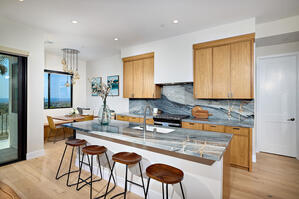 Spacious, custom kitchen, high-end finishes