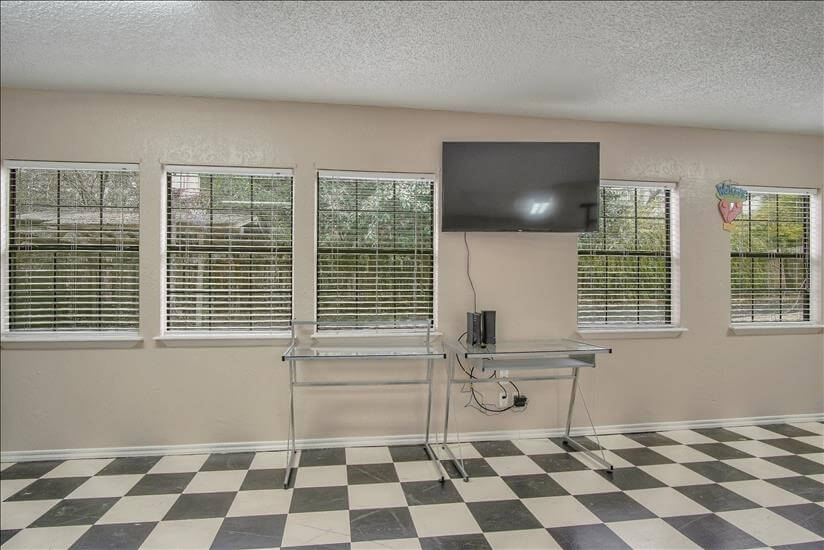 Smart TV, internet, wifi and desk working spa