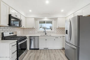 Fully Updated Kitchen with Stainless Applianc