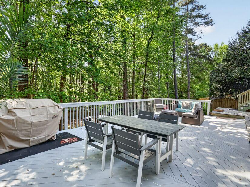 Charcoal & Gas grilling BBQ & dining area.