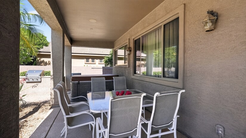 Outdoor dining and Hot Tub