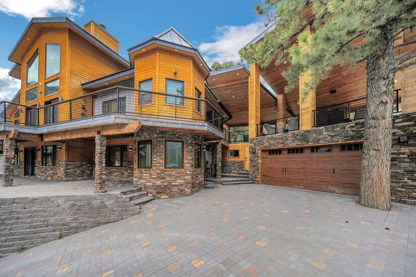 Spacious Cabin with Mountain View