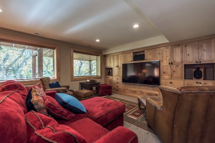 Entertainment room w/ large, new flat screen TV& comfy seats