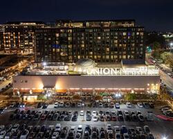 5-min uber ride to Union Market district