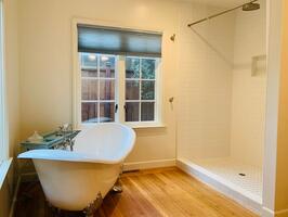 Main bathroom bath & shower