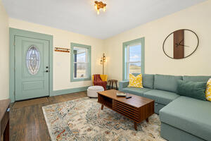 Steps to Ariel Park Renovated 2B Retreat