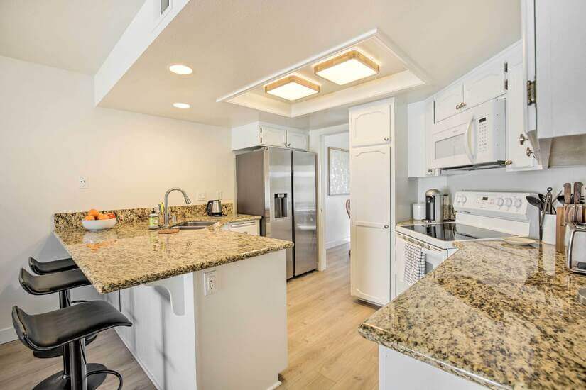 Full kitchen and amenities
