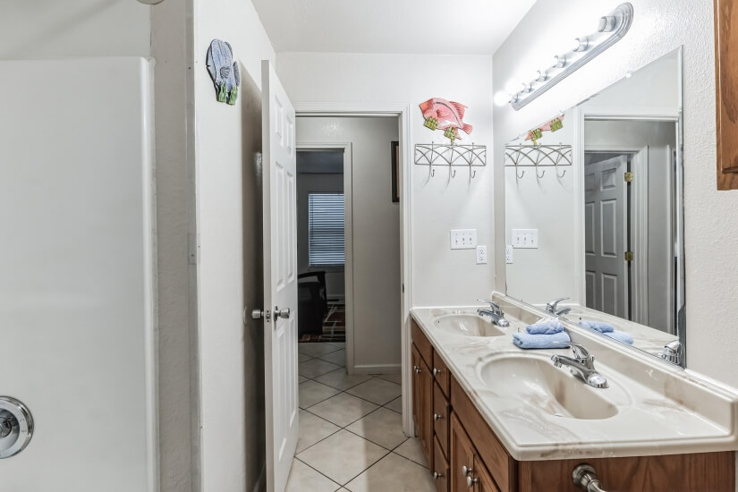 Lots of bathroom drawers and cabinet space