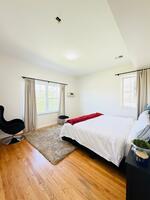 King room with Ascent chair