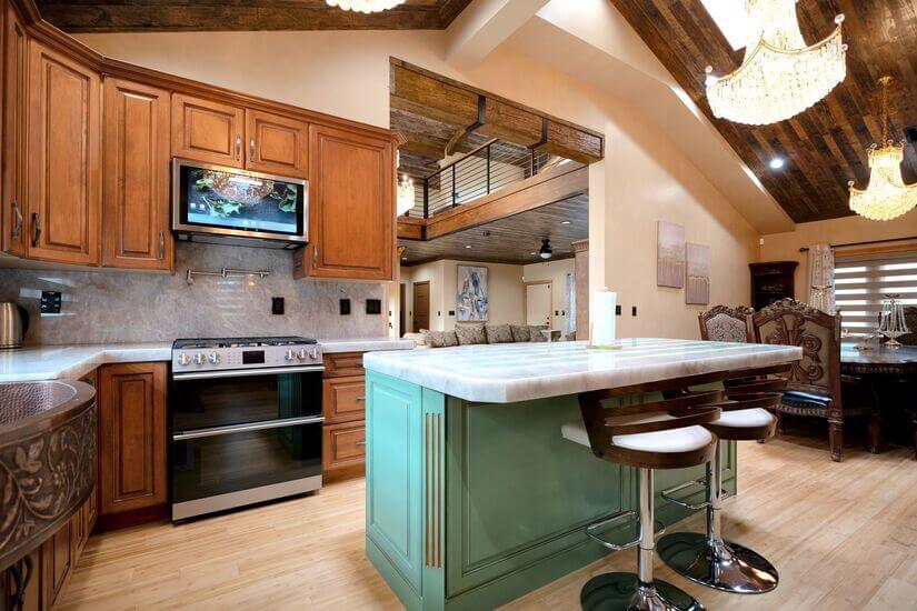 Spacious Cabin with Mountain View