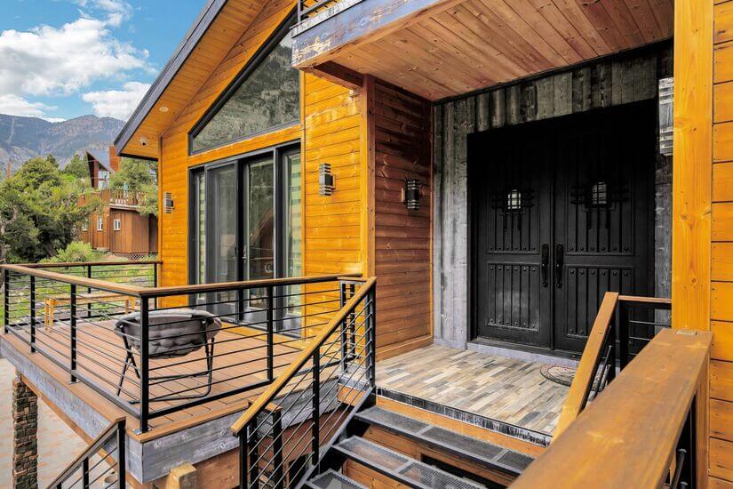 Spacious Cabin with Mountain View