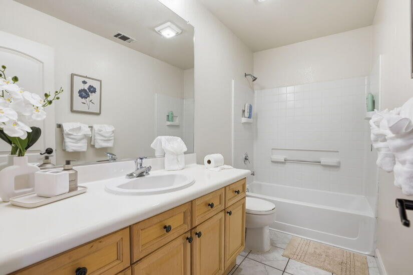 Modern Spacious 3 BD 25 BA King Office