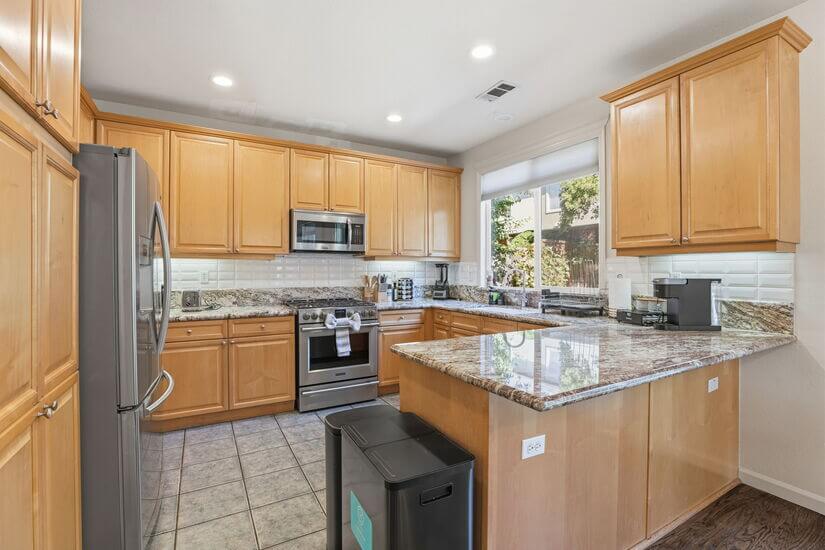 Modern Spacious 3 BD 25 BA King Office