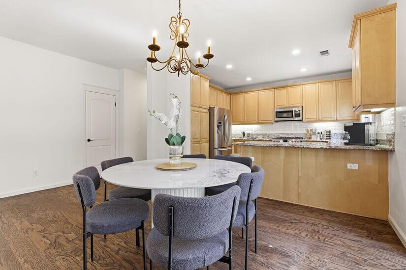 Modern Spacious 3 BD 25 BA King Office