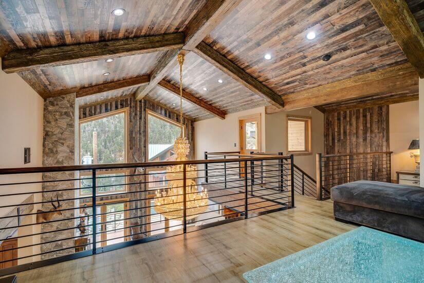 Spacious Cabin with Mountain View