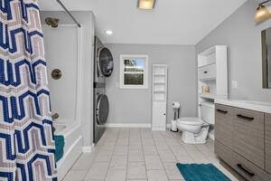Upper bath with tub/shower and full size laundry