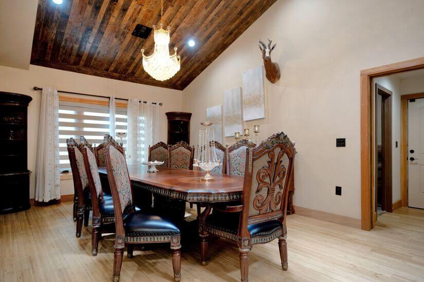 Spacious Cabin with Mountain View