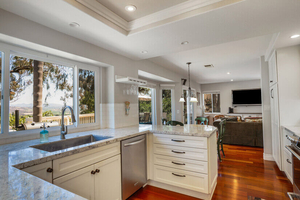 Kitchen, Casual Dining for 4 & Family Room with Smart TV