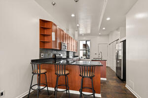 Kitchen peninsula with breakfast-bar seating