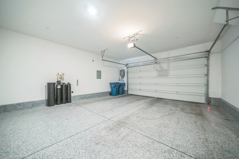 Attached Garage Pic2