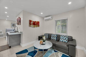 Private-entry 1-bedroom efficiency