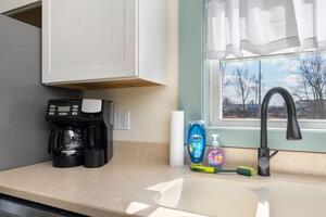 Steps to Ariel Park Renovated 2B Retreat