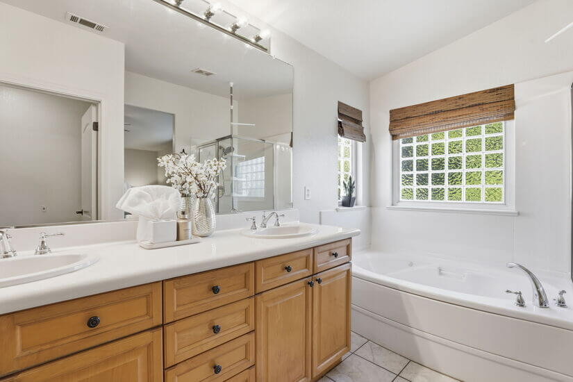 Modern Spacious 3 BD 25 BA King Office