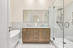 Upscale 2 bd living in LA