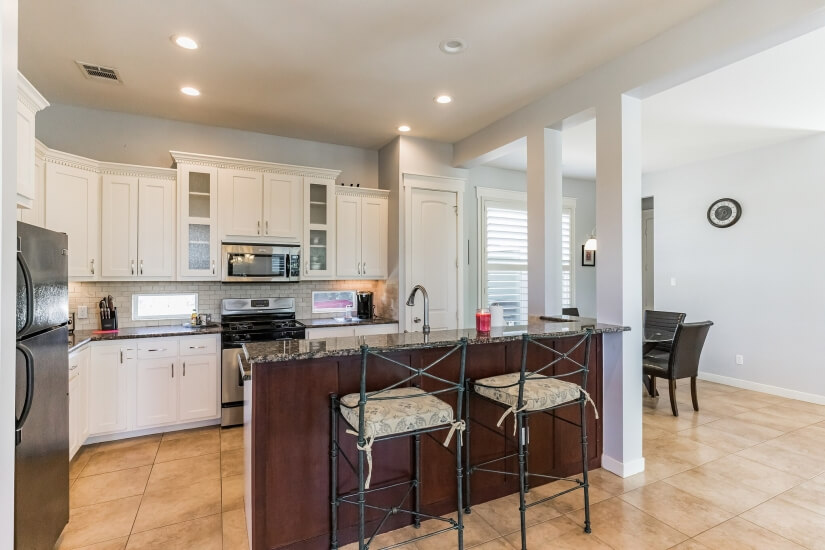 Breakfast bar to kitchen