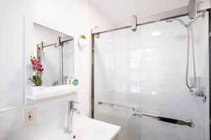 3 Bedroom 3 Bath Laundry Parking Main St