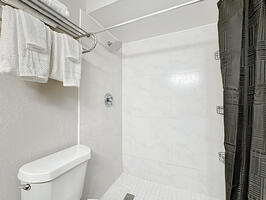 Contemporary Condo With Great Amenities