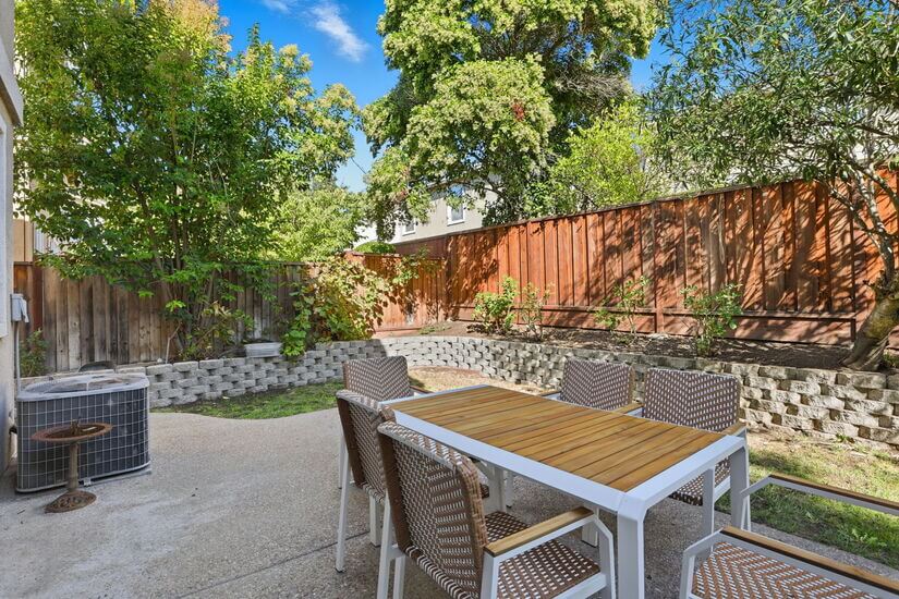 Modern Spacious 3 BD 25 BA King Office