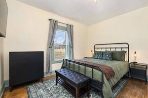 Steps to Ariel Park Renovated 2B Retreat