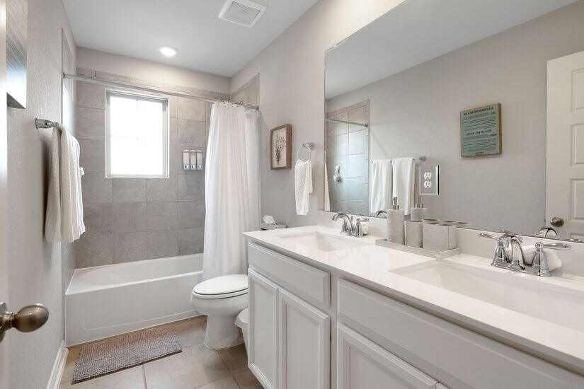 Upstairs shared bath with double sinks and tub/shower