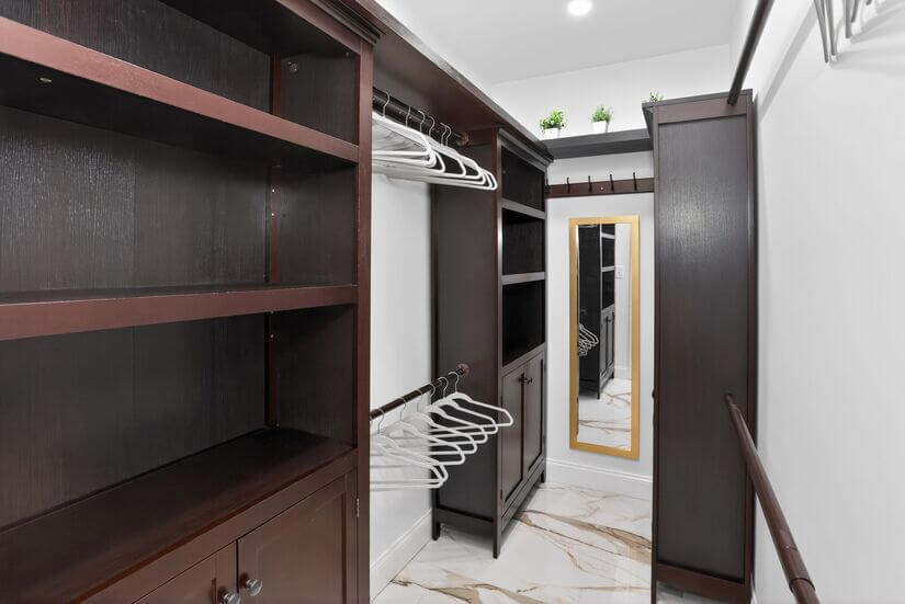 Primary : Walk-in closet
