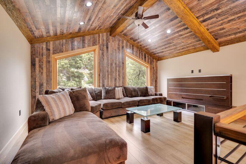 Spacious Cabin with Mountain View
