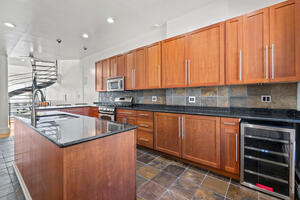 Equipped kitchen with wine refrigerator