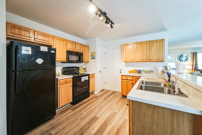 Coffee pot and coffee and tea canisters