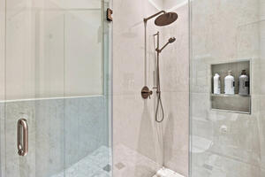 Upscale 2 bd living in LA
