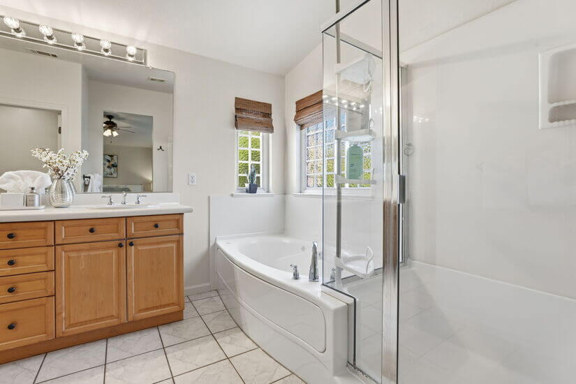 Modern Spacious 3 BD 25 BA King Office