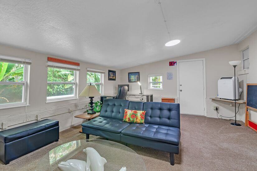 Dedicated home office / 4th bedroom with day bed